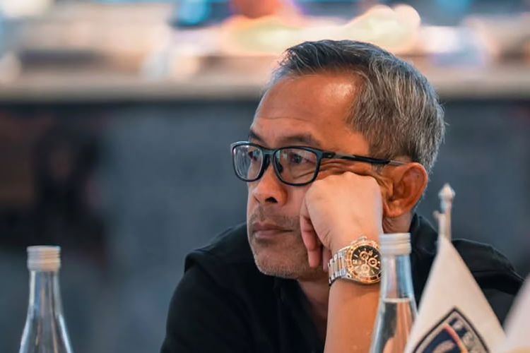 Aji Santoso dan Misi Menghidupkan Kembali Gelora 10 November Bersama De Red FC