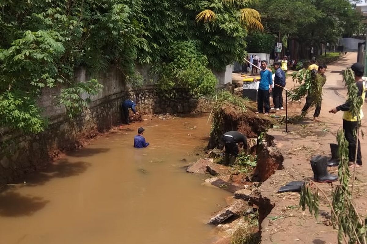 Kali Angsana Pasir Putih Situ Gugur, Depok, Jawa Barat, Senin (8/4/2019)