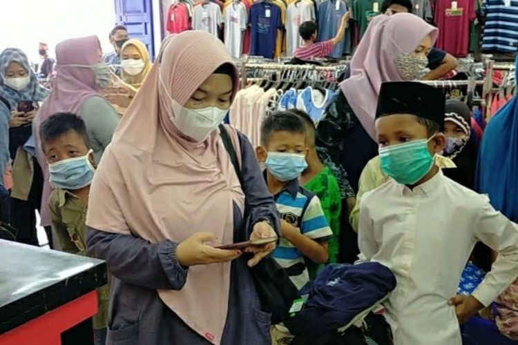 Anak-anak yatim saat membeli baju Lebaran bersama Rumah Relawan Duafa di Toko Tanah Abang, Kecamatan Pangkalan Kerinci, Kabupaten Pelalawan, Riau, Minggu (9/5/2021).