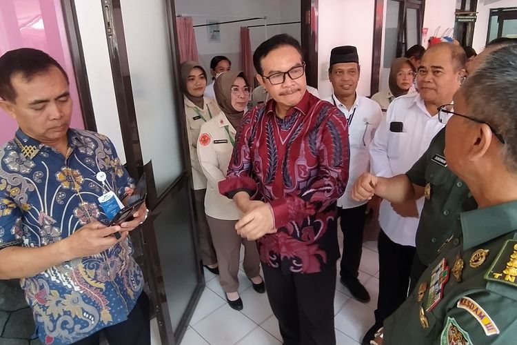 Kepala BKKBN dr Hasto Wardoyo saat mengunjungi posyandu di bawah binaan Persatuan Isteri Tentara (Persit) Kartika Chandra di Kota Cimahi, Bandung Barat, Senin (23/10/2023). 