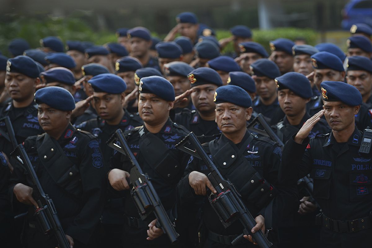 Personel Brimob Polri bersiap melakukan pengamanan di sekitar Gedung Mahkamah Konstitusi (MK), Jakarta, Rabu (26/6/2019). Sebanyak 13.747 personel gabungan TNI-Polri disiagakan jelang putusan sidang Perselisihan Hasil Pemilihan Umum (PHPU) Pilpres 2019 di Mahkamah Konstitusi (MK), Kamis (27/6).