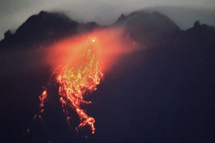 Guguran lava pijar di Gunung Merapi, Rabu (6/1/2021) pukul 00.00.