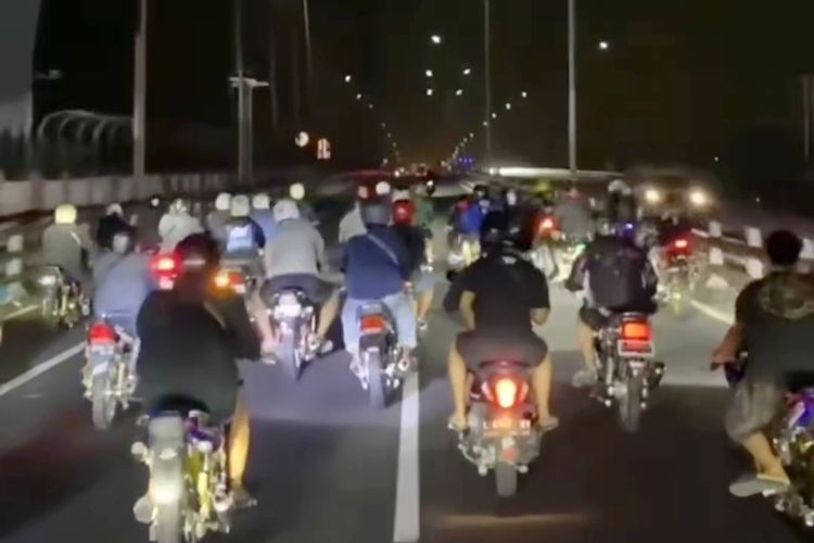 Klub Motor Melintas di Jalur Mobil Jembatan Suramadu, Polisi: Akan Ditilang jika Nopol Terekam CCTV