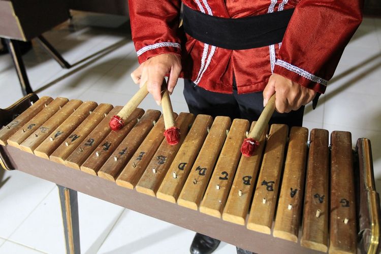 Alat musik kolintang berasal dari Minahasa, Sulawesi Utara.