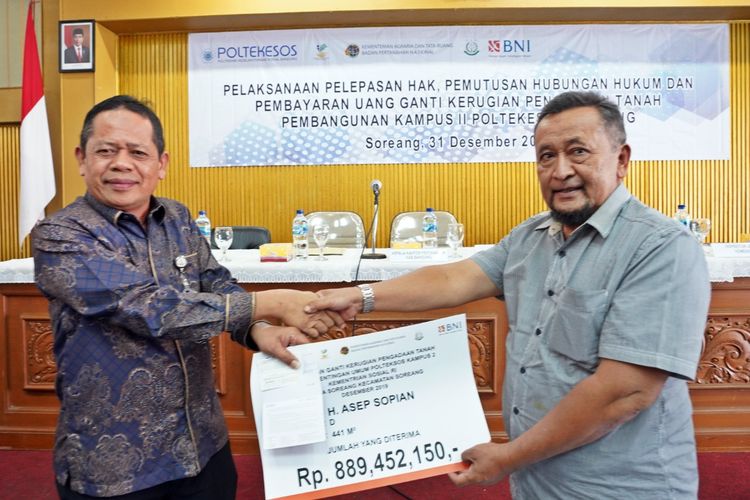 Pembayaran pengadaan tanah Poltekesos kepada pemiliknya, di Gedung Korpri Komplek Pemkab Bandung, Jalan Raya Soreang Km 17 Kabupaten Bandung, Selasa (31/12/2019).