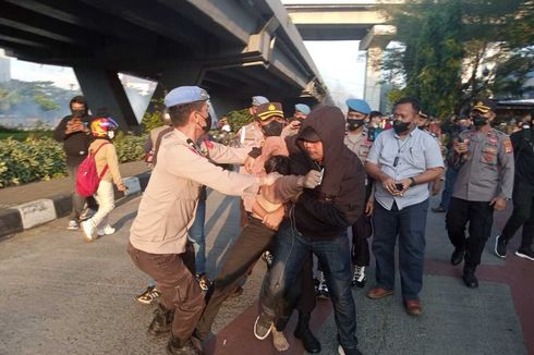Polisi di Makassar Kena Panah Saat Demo Ricuh, Kapolda: Penyusup Masuk ke Mahasiswa