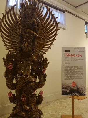 Patung Garuda karya seniman ukir Bali, I Made Ada yang dipajang di ARMA Gallery and Museum, Ubud, Bali pada pameran yang dilangsungkan pada 14-16 Juni 2019.