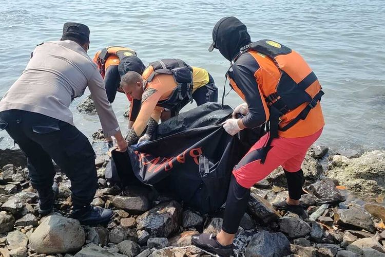 Proses evakuasi jasad tanpa kepala yang ditemukan di tepi pantai di Lampung Selatan, Rabu (6/9/2023).