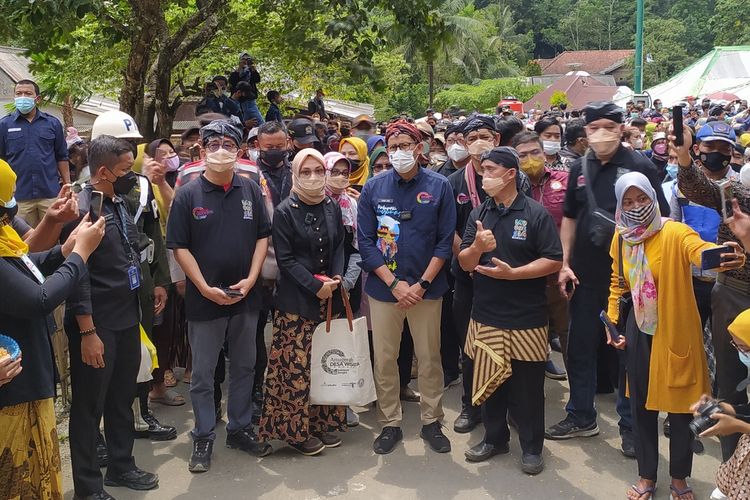 Menteri Pariwisata dan Ekonomi Kreatif Sadiaga Uno mengunjungi Desa Wisata Cikakak, Kecamatan Wangon, Kabupaten Banyumas, Jawa Tengah, Rabu (13/10/2021).