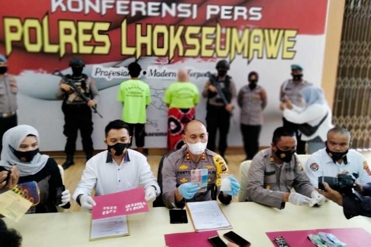 Polisi memperlihatkan barang bukti sejumlah kasus di Mapolres Lhokseumawe, Selasa (26/1/2021)