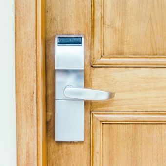 Ada beberapa hal yang perlu diperhatikan sebelum membeli smart lock door