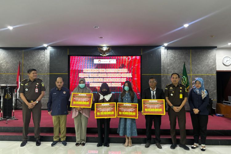 Lima korban kasus pelecehan seksual dengan terpidana dr Iril menerima restitusi dari LPSK yang diserahkan di kantor Kejari, Garut Selasa (28/10/2025)