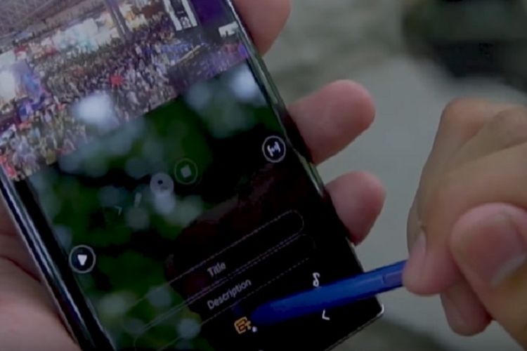 Ilustrasi mengedit video menggunakan S Pen dan aplikasi bawaan pada Galaxy Note 10