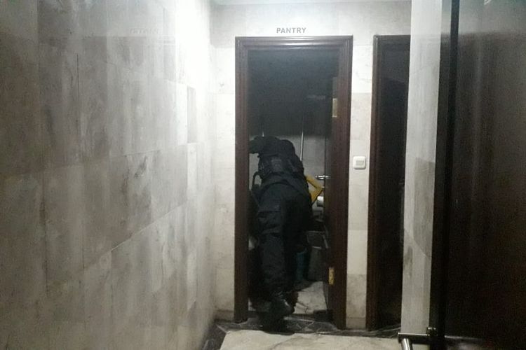 Anggota Tim Gegana Brimob Polda Lampung memeriksa ruangan pantri di Hotel Bukit Randu, Bandar Lampung, Senin (13/1/2020) dini hari. Hotel bintang empat itu mendapat ancaman bom melalui email.