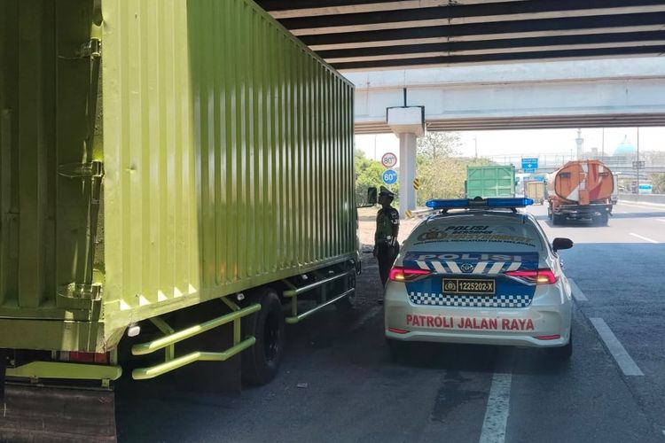 Operasi Ketertiban Bahu Tol Surabaya-Gempol