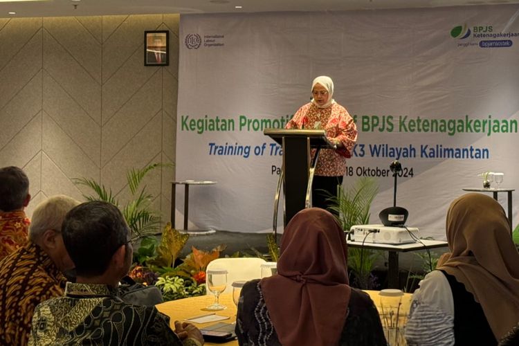 Direktur Pelayanan BPJS Ketenagakerjaan Roswita Nilakurnia dalam acara Training of Trainers (ToT) metode pelatihan PAOT (participatory action oriented training) K3  di Pangkalan Bun, Kalimantan Tengah.