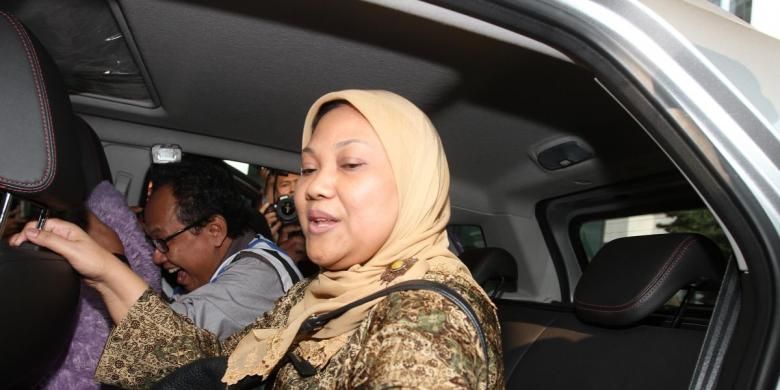 Ketua Komisi VIII DPR RI Ida Fauziah usai menjalani pemeriksaan oleh Komisi Pemberantasan Korupsi (KPK), Jakarta, Senin (18/8/2014). Ida diperiksa saksi bagi tersangka Suryadharma Ali terkait dugaan korupsi dana haji di Kementerian Agama.