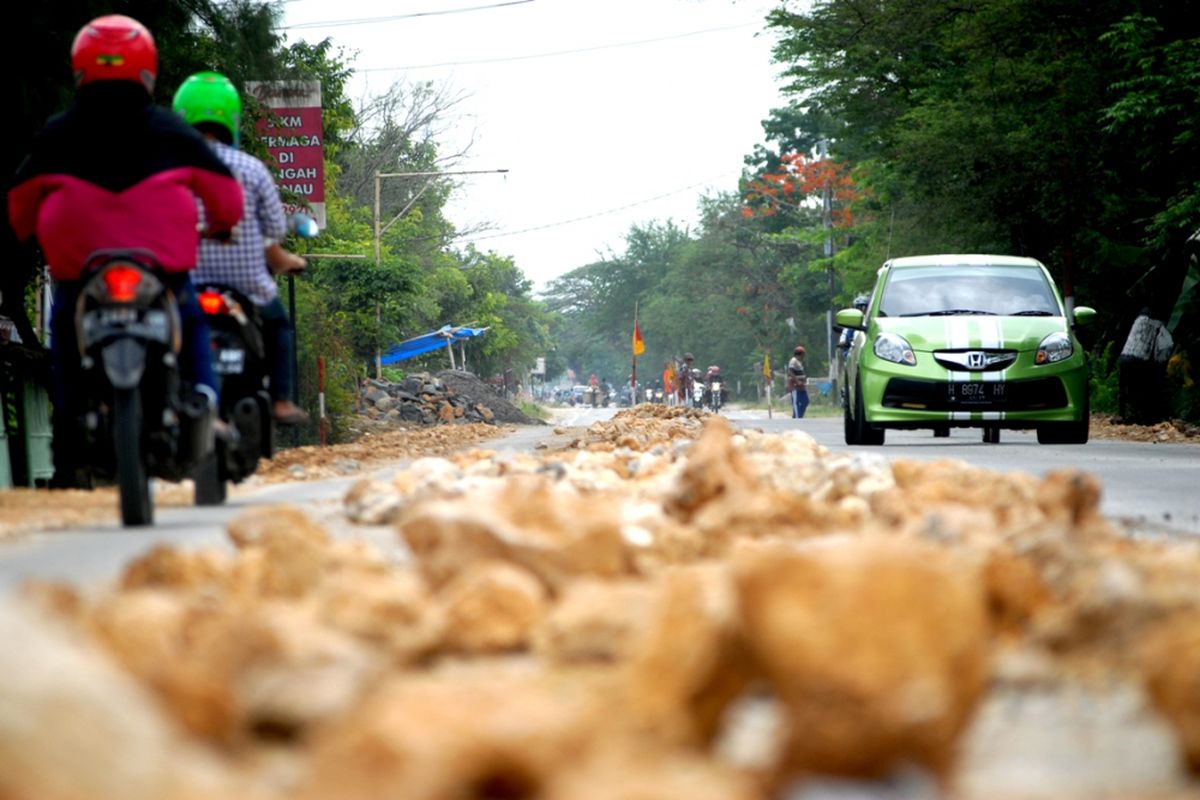 Pengendara melintas di Jalan Raya Purwodadi menuju Blora, Kecamatan Grobogan, Grobogan, Jateng, Sabtu (27/5/2017)