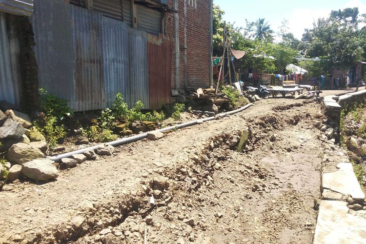 Tampak tanggul sungai jebol akibat banjir di Kelurahan Monta Baru, Kecamatan Woja, Kabupaten Dompu, Jumat (10/3/2023).