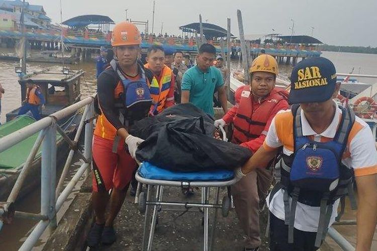 Tim SAR berhasil menemukan lagi satu korban kapal kecelakaan di Kabupaten Tanjung Jabung Barat, Jumat (14/4/2023) sekitar pukul 10.00 WIB. 
