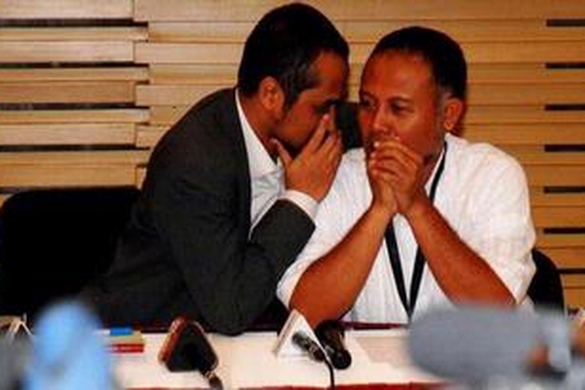 Ketua Komisi Pemberantasan Korupsi Abraham Samad (kiri) dan Wakil Ketua KPK, Bambang Widjojanto (kanan).