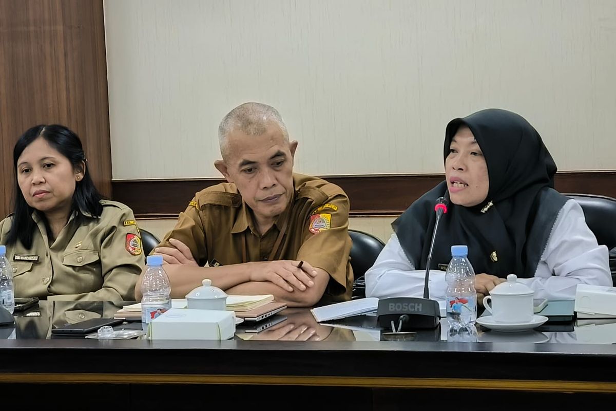 Kabid Pengendalian Penyakit Dinkes Jember, Rita Wahyuningsih saat hadir dalam rapat dengar pendapat di DPRD Jember bulan lalu.