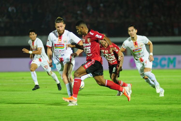Aksi penyerang sayap Bali United, Yabes Roni (merah), saat melawan Persija Jakarta pada lanjutan laga pekan ketiga Liga 1 di Stadion Kapten I Wayan Dipta, Bali, Jumat (31/5/2019).