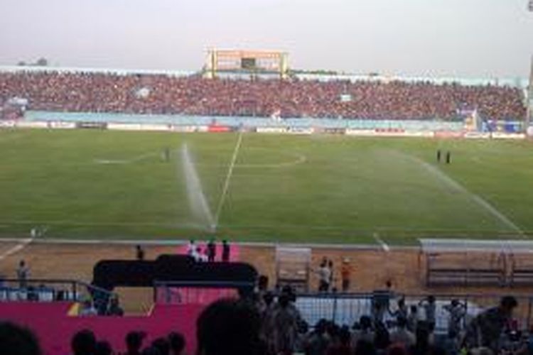 Empat jam sebelum pertandingan Final Menpora Cup 2013, puluhan ribun Aremania sudah memenuhi Stadion Kanjuruhan, Kabupaten Malang, Jawa Timur, Minggu (29/9/2013).