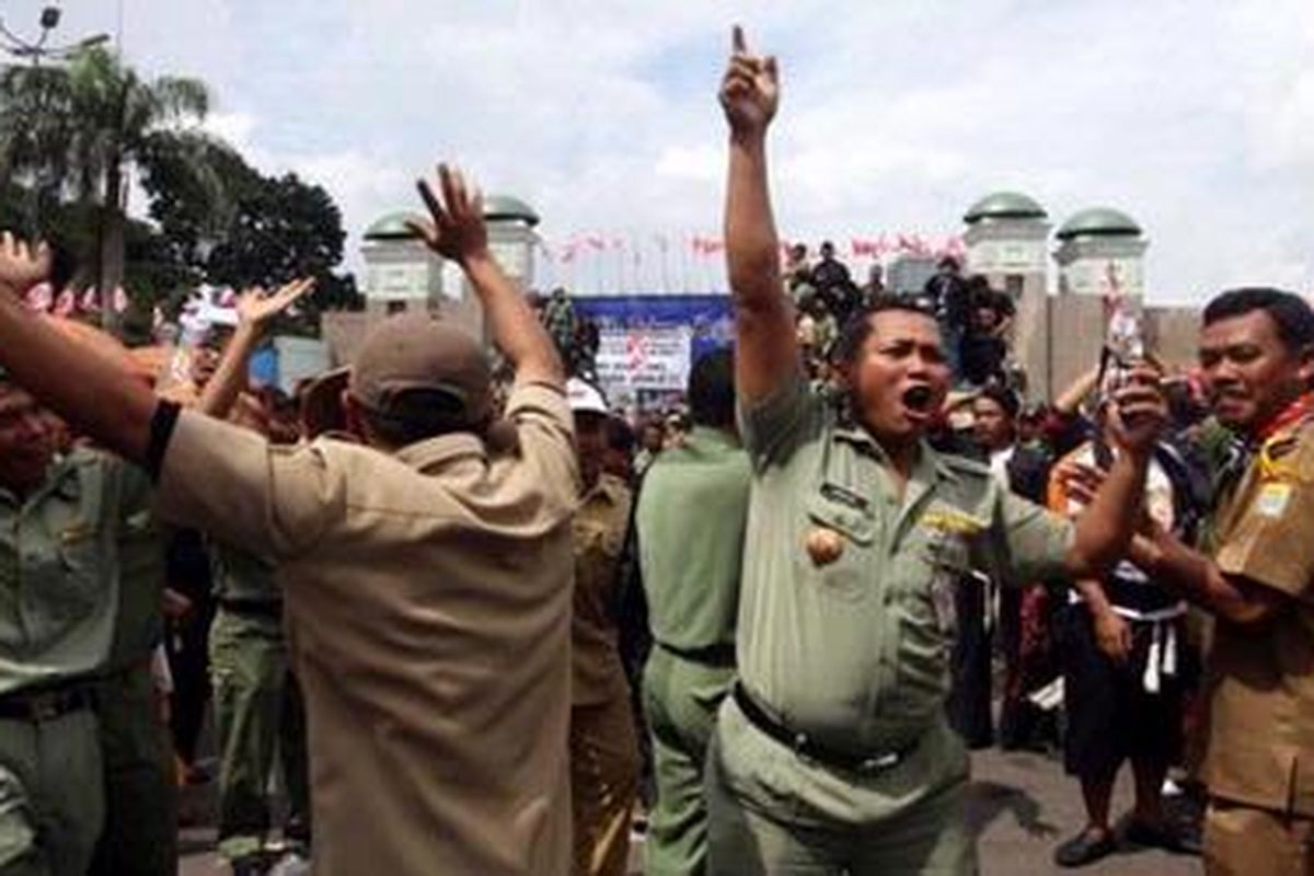 Para perangkat desa yang tergabung dalam Persatuan Rakyat Desa Nusantara (Parade Nusantara) menggelar aksi di depan Kompleks Parlemen Senayan, Jakarta Pusat, Senin (22/02/2010). Mereka mendesak para wakil rakyat segera mengesahkan Undang-undang Pembangunan Pedesaan.
