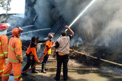 Gudang Ban di Kudus Terbakar Hebat, Kerugian Capai Rp 2,5 M