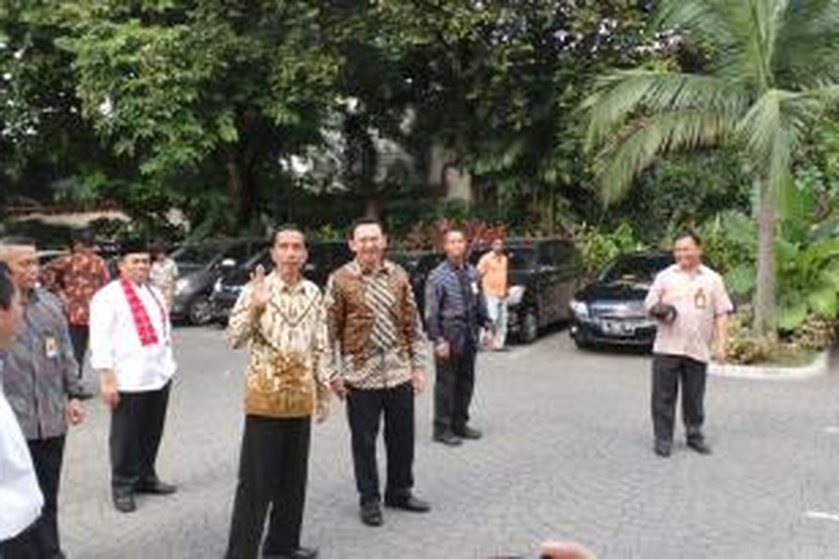 Presiden Joko Widodo (kiri) dengan Gubernur DKI Jakarta Basuki Tjahaja Purnama (kanan) di Balaikota, Jumat (16/1/2015). Rencananya Presiden Jokowi akan memeriksakan giginya di Balai Pelayanan Kesehatan (yankes) Balaikota.