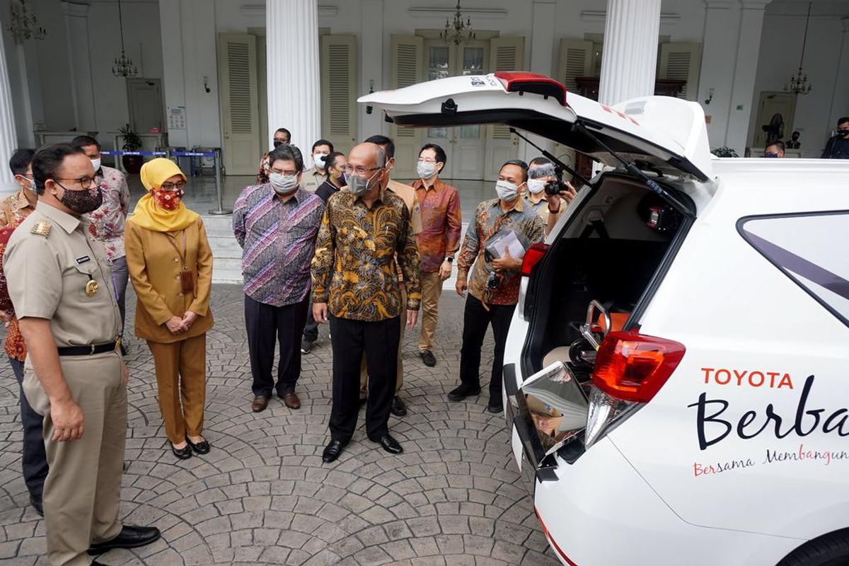 TMMIN Donasikan Kijang Innova Ambulance dan 38.400 Masker untuk DKI Jakarta-- Presiden Direktur PT Toyota Motor Manufacturing Indonesia (TMMIN) Warih Andang Tjahjono (kiri) bersama Gubernur DKI Jakarta Anies Baswedan (tengah), dan Kepala Dinas  Kesehatan DKI Jakarta Widyastuti (kanan) pada pada acara penyerahan secara simbolis donasi penanggulangan pandemic Covid-19 dari Toyota Indonesia kepada Pemprov DKI, di Balaikota Jakarta, Senin (8/6).  Selain 4 unit Kijang Innova ambulance, TMMIN juga juga menyerahkan 34.800 masker ke Pemprov DKI sebagai wujud sinergi dan cerminan kolaborasi antara setiap elemen masyarakat --termasuk korporasi--dengan pemerintah dalam upaya penanggulangan pandemi Covid-19