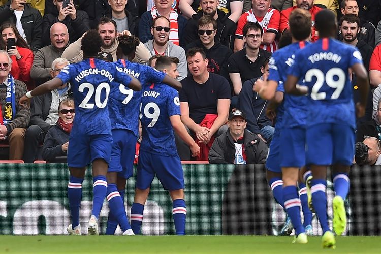 Chelseas English midfielder Mason Mount (C) celebrates with teammates after scoring their second goal during the English Premier League football match between Southampton and Chelsea at St Marys Stadium in Southampton, southern England on October 6, 2019. (Photo by Glyn KIRK / AFP) / RESTRICTED TO EDITORIAL USE. No use with unauthorized audio, video, data, fixture lists, club/league logos or live services. Online in-match use limited to 120 images. An additional 40 images may be used in extra time. No video emulation. Social media in-match use limited to 120 images. An additional 40 images may be used in extra time. No use in betting publications, games or single club/league/player publications. / 