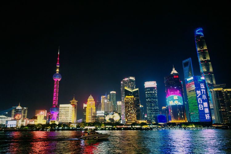 Potret The Bund di Shanghai terletak di tepi barat Sungai Huangpu (Huangpu River) di malam hari, dijepret dengan Galaxy S26 Ultra.
