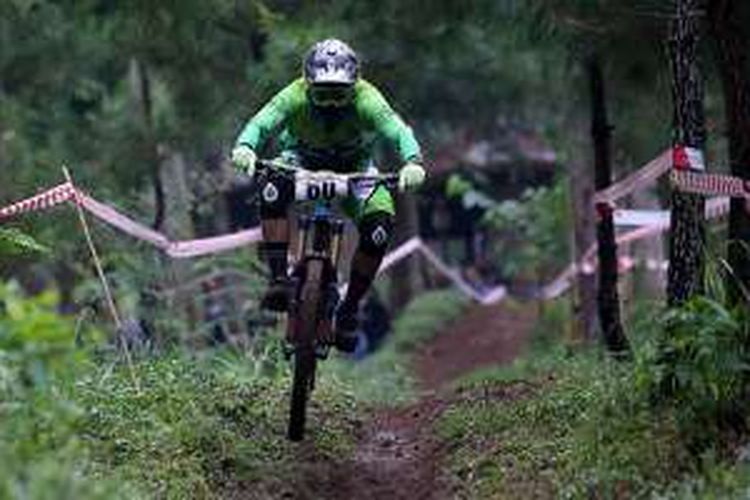 Atlet sepeda downhill Jatim Popo Ario Sejati melintasi rintangan saat final Downhill Individual Men Elite PON XIX Jabar di Cikole, Lembang, Kabubaten Bandung Barat, Jawa Barat Selasa (20/9/2016). Popo berhasil meraih medali emas dengan catatan waktu lima menit 55 detik.