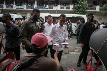 Jokowi Serahkan Bantuan Langsung Tunai di Solo