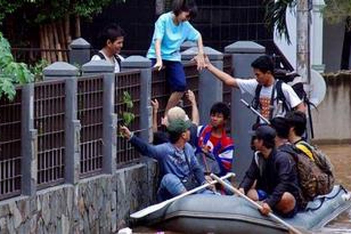 Sejumlah warga dievakuasi ketempat yang lebih aman di komplek IKPN, Bintaro, Jakarta Selatan, Selasa (3/4/2012). Berkurangnya daerah resapan air di hulu sungai Pesanggrahan menyebabkan banjir setiap hujan lebat datang. 