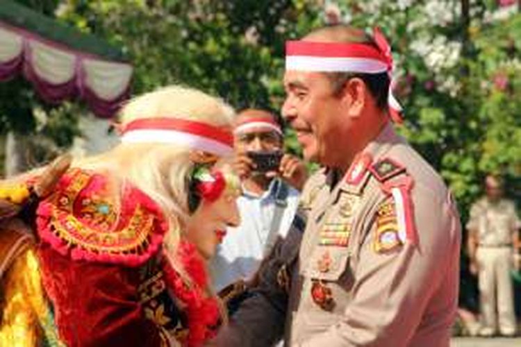 Kapolda Gorontalo, Brigjen Rachmat Fudail menyalami penari Bali saat gelar Apel Nusantara Bersatu di Lapangan Taruna Kota Gorontalo.