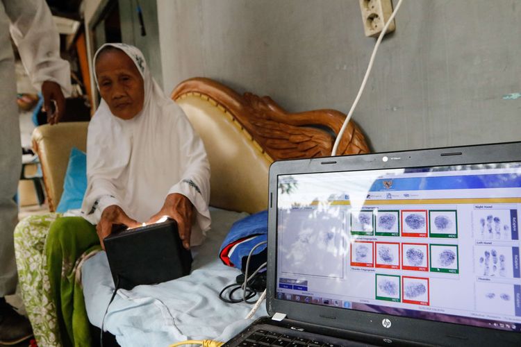 Cek NIK KTP secara online, cara cek NIK KTP, cara cek NIK online. Petugas Dinas Kependudukan dan Pencatatan Sipil Kota Bogor melakukan perekaman dan pencetakan e-KTP di rumah Suhanah (82) di Kedung Jaya, Tanah Sereal, Kota Bogor, Selasa (21/7/2020). Dinas Kependudukan dan Pencatatan Sipil Kota Bogor meluncurkan layanan e-KTP di rumah bagi lansia, difabel dan warga yang sedang sakit keras.