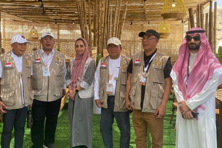 Timwas Haji DPR RI saat meninjau tenda jemaah di Mina, Makkah, Minggu (1/6/2025). 