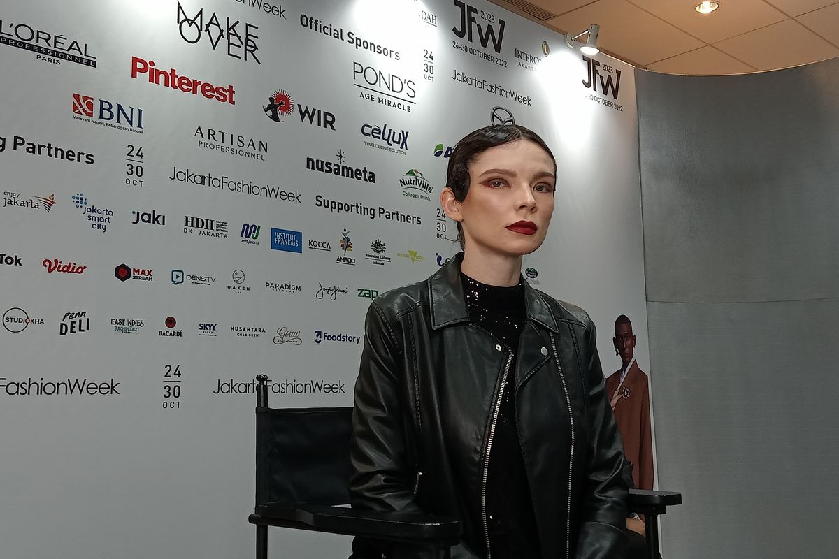 Make Over mengusung konsep edgy dan bold, namun tetap cantik untuk make up look di Jakarta Fashion Week (JFW) 2023.