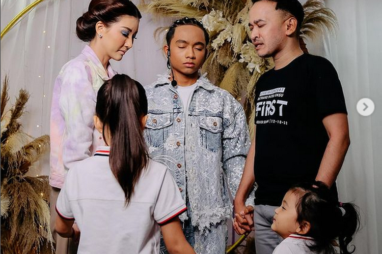 Keluarga Ruben Onsu dan Sarwendah berdoa menjelang konser putra mereka, Betrand Peto, di Tennis Indoor Senayan, Jakarta, Sabtu (22/10/2022). (Dari kiri searah jarum jam) Thalia, Sarwendah, Betrand Peto, Ruben Onsu, dan Thania.