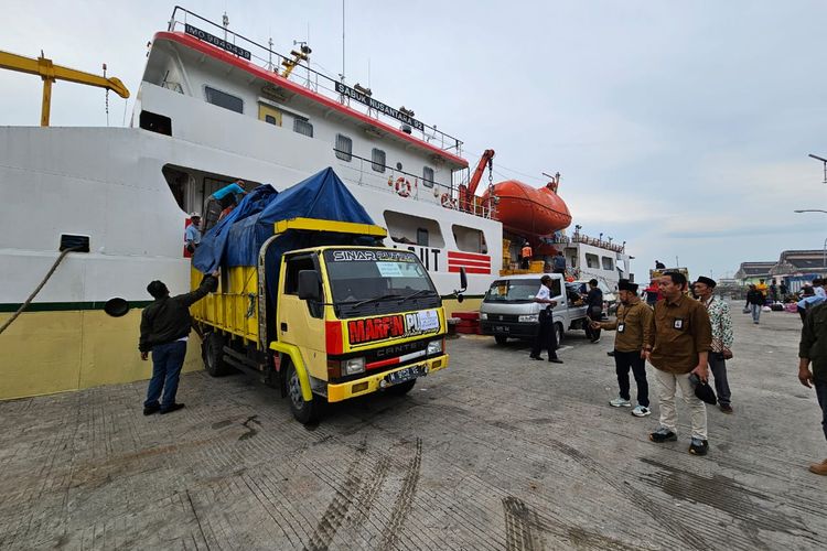 Truk pengangkut logistik pemilu saat bersandar ke Kapal pengirim ke Masalembu Sumenep, Sabtu (3/2/2024). 