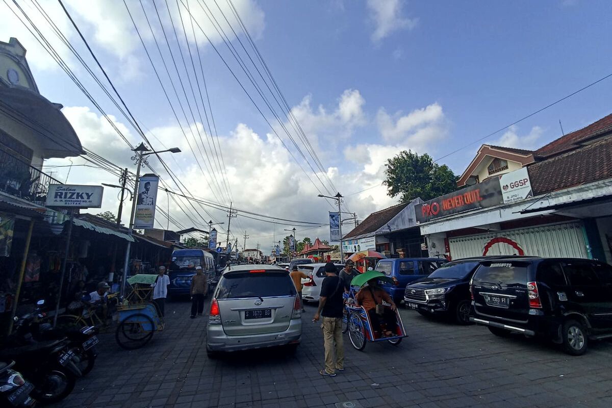 Suasana kepadatan pengunjung selama libur panjang Hari Raya Waisak di area city walk Makam Bung Karno di Kelurahan Bendogerit, Kota Blitar, Senin (16/5/2022)