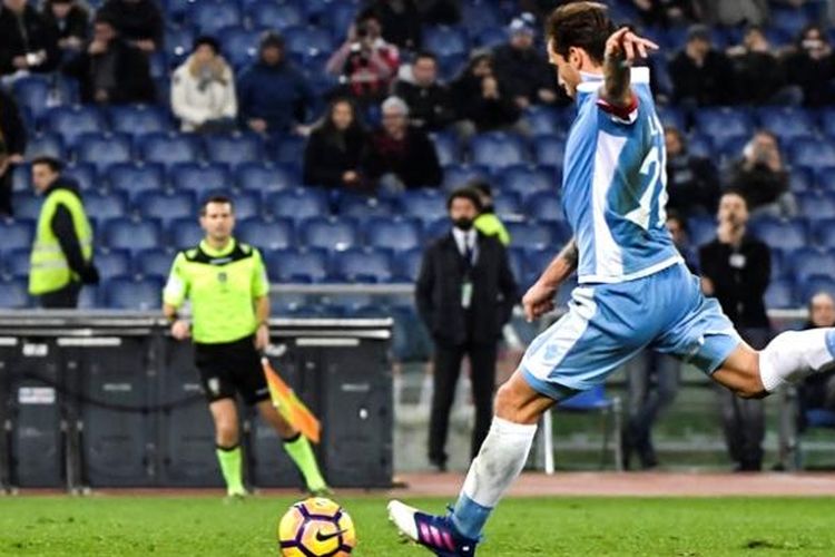 Gelandang Lazio asal Argentina, Lucas Biglia, melakukan tendangan penalti dan mencetak gol ke gawang AC Milan dalam pertandingan Serie A di Stadion Olimpico, Roma, Senin (13/2/2017).
