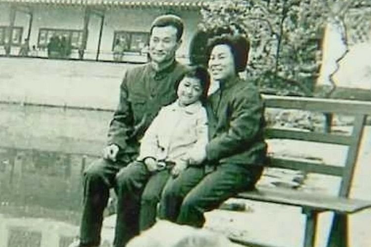 Foto lawas yang menampilkan Qin yang masih bersama istri dan putrinya. Qin telah berpisah selama 40 tahun dengan keluarganya karena tugas militer.