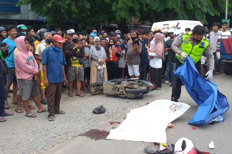 Neni Fauzih (40) tewas terlindas truk ketika melintas di Jalan RE Martadinata, Kelurahan 3 Ilir, Palembang, Sumatera Selatan, Senin (26/10/2020).