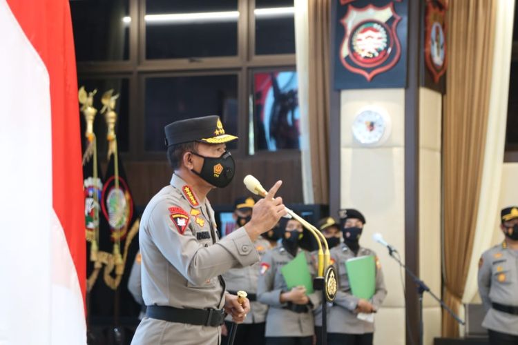 Kapolri Jenderal (Pol) Idham Azis saat memimpin upacara kenaikan pangkat di Mabes Polri, Jakarta Selatan, Jumat (4/12/2020).