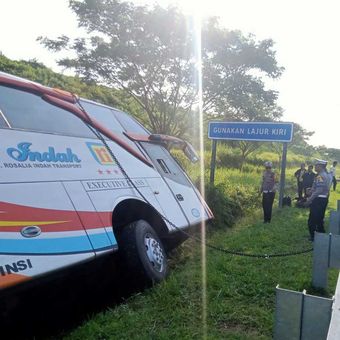 Kecelakaan bus PO Rosalia Indah yang terlibat kecelakaan di Tol Batang-Semarang, Jawa Tengah (Jateng) Km 370 A.