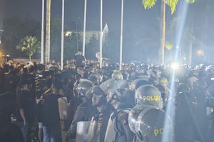 Massa Bertahan hingga Malam di DPRD Kaltim, Tokoh Adat Sampaikan Petisi Kedaulatan Warga